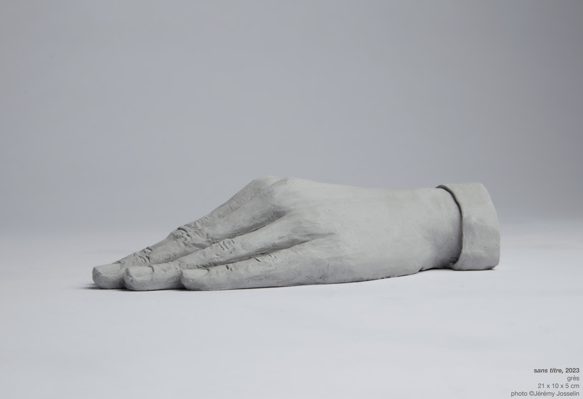 Une main posée, œuvre de Léonore Chastagner